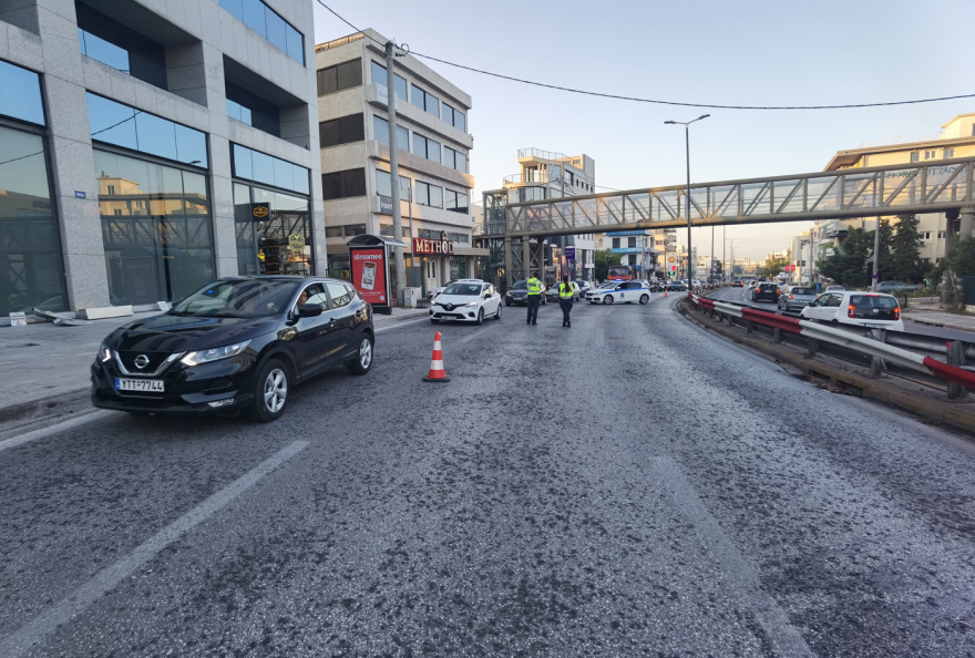 Αυτοκίνητο καρφώθηκε και έριξε κάτω κολόνα στην Κηφισίας