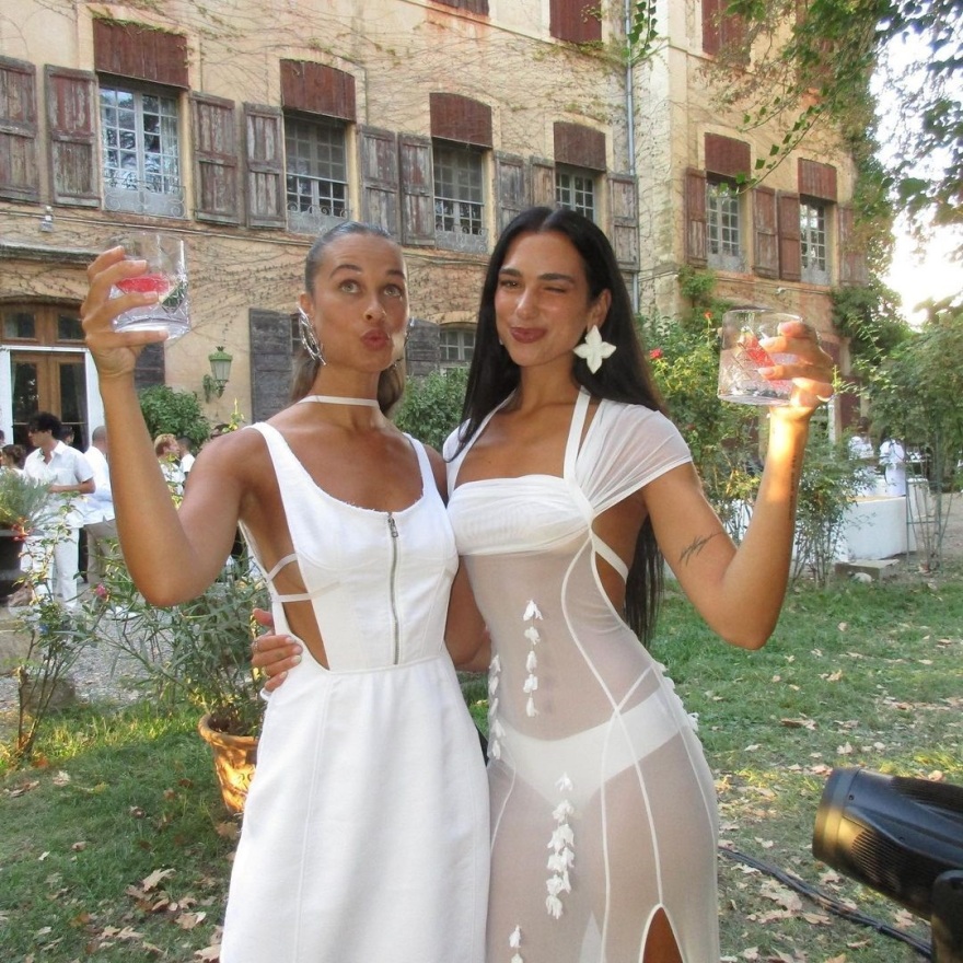 Dua Lipa: Με διάφανο φόρεμα σε γάμο γκέι φίλων της