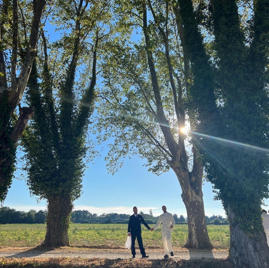 Dua Lipa: Με διάφανο φόρεμα σε γάμο γκέι φίλων της