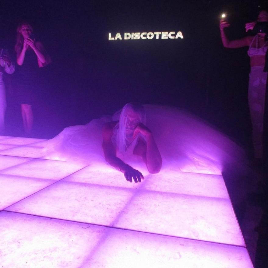 Dua Lipa: Με διάφανο φόρεμα σε γάμο γκέι φίλων της