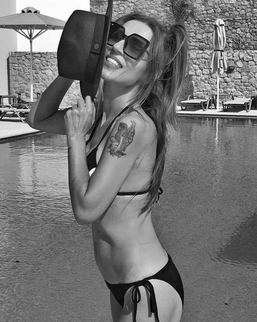 Η Ευρυδίκη ποζάρει με το μπικίνι της