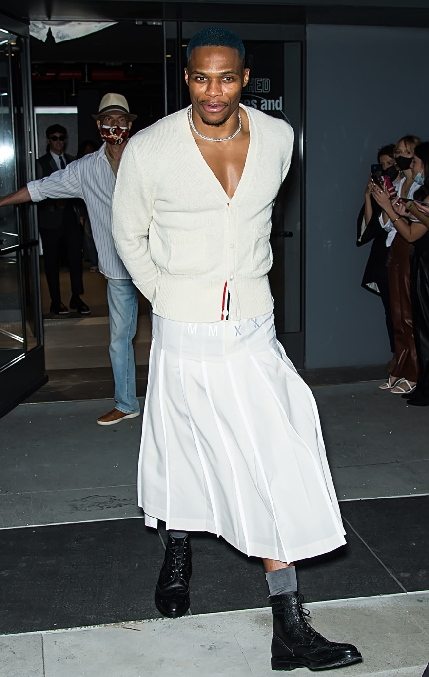 Ο Μπραντ Πιτ έκανε την αρχή και ξαφνικά οι άντρες άρχισαν να φορούν φούστες