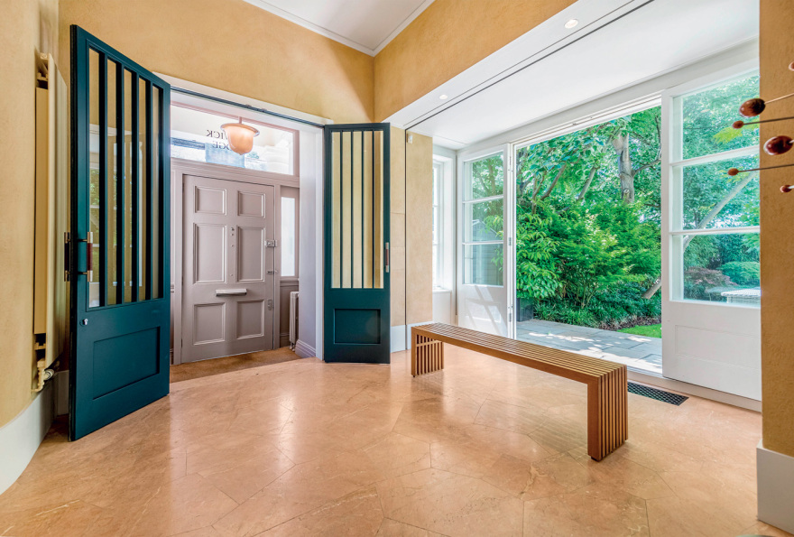 Η Καμίλα Πάρκερ Μπόουλς βγάζει στο σφυρί την έπαυλή της στο Λονδίνο για €12 εκατ. 