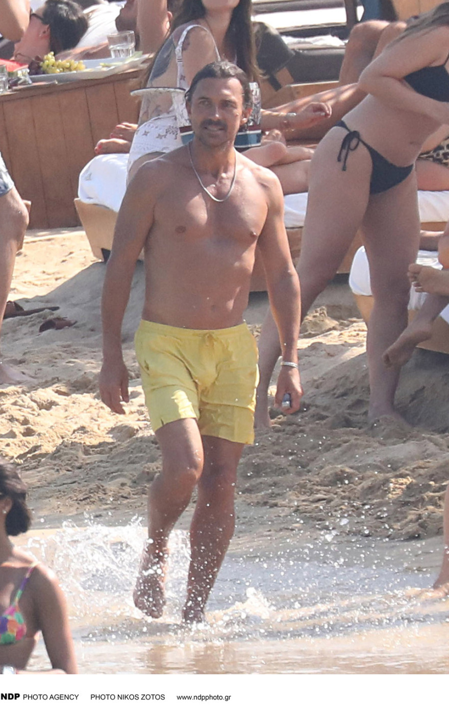 Ο Γουίλιαμ Αμπαντί κάνει διακοπές στη Μύκονο