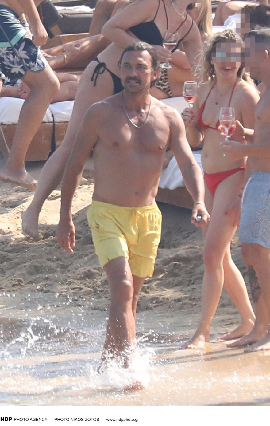 Ο Γουίλιαμ Αμπαντί κάνει διακοπές στη Μύκονο