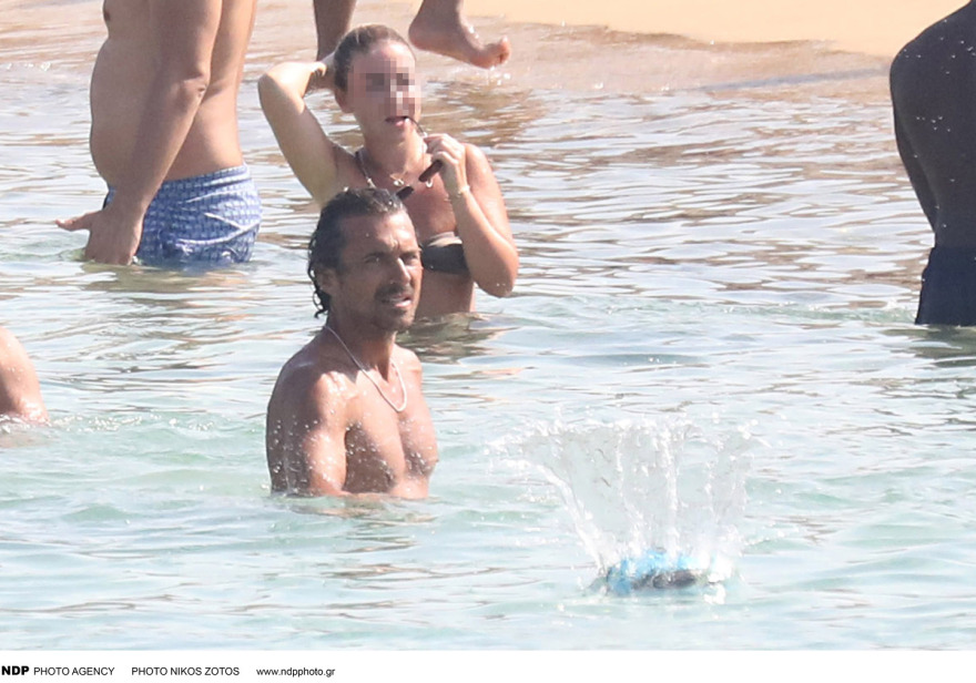 Ο Γουίλιαμ Αμπαντί κάνει διακοπές στη Μύκονο