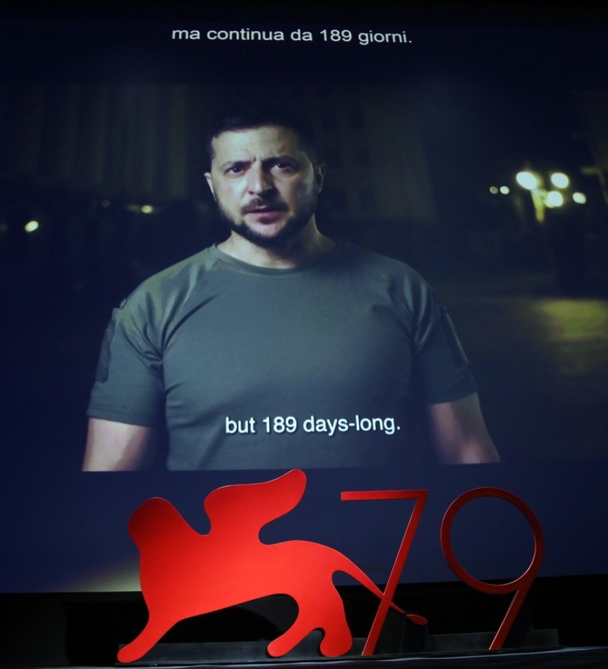 Απρόσμενη εμφάνιση του Ζελένσκι στο Φεστιβάλ Βενετίας: «Μην ξεχνάτε τον πόλεμο»