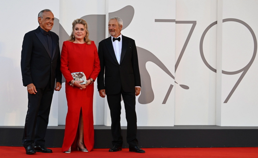 Απρόσμενη εμφάνιση του Ζελένσκι στο Φεστιβάλ Βενετίας: «Μην ξεχνάτε τον πόλεμο»