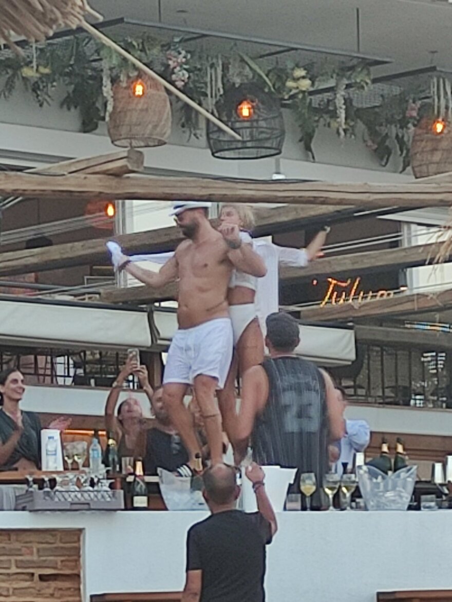 Ηλίας Βρεττός: Ο ξέφρενος χορός του με την Αναστασία Δεληγιάννη πάνω στη μπάρα, λίγο πριν τον γάμο τους