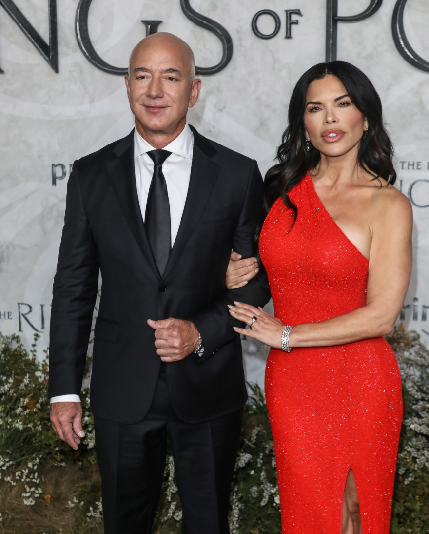 Τζεφ Μπέζος: Με τη σύντροφό του στην πρεμιέρα της σειράς «The Lord of the Rings: The Rings of Power»