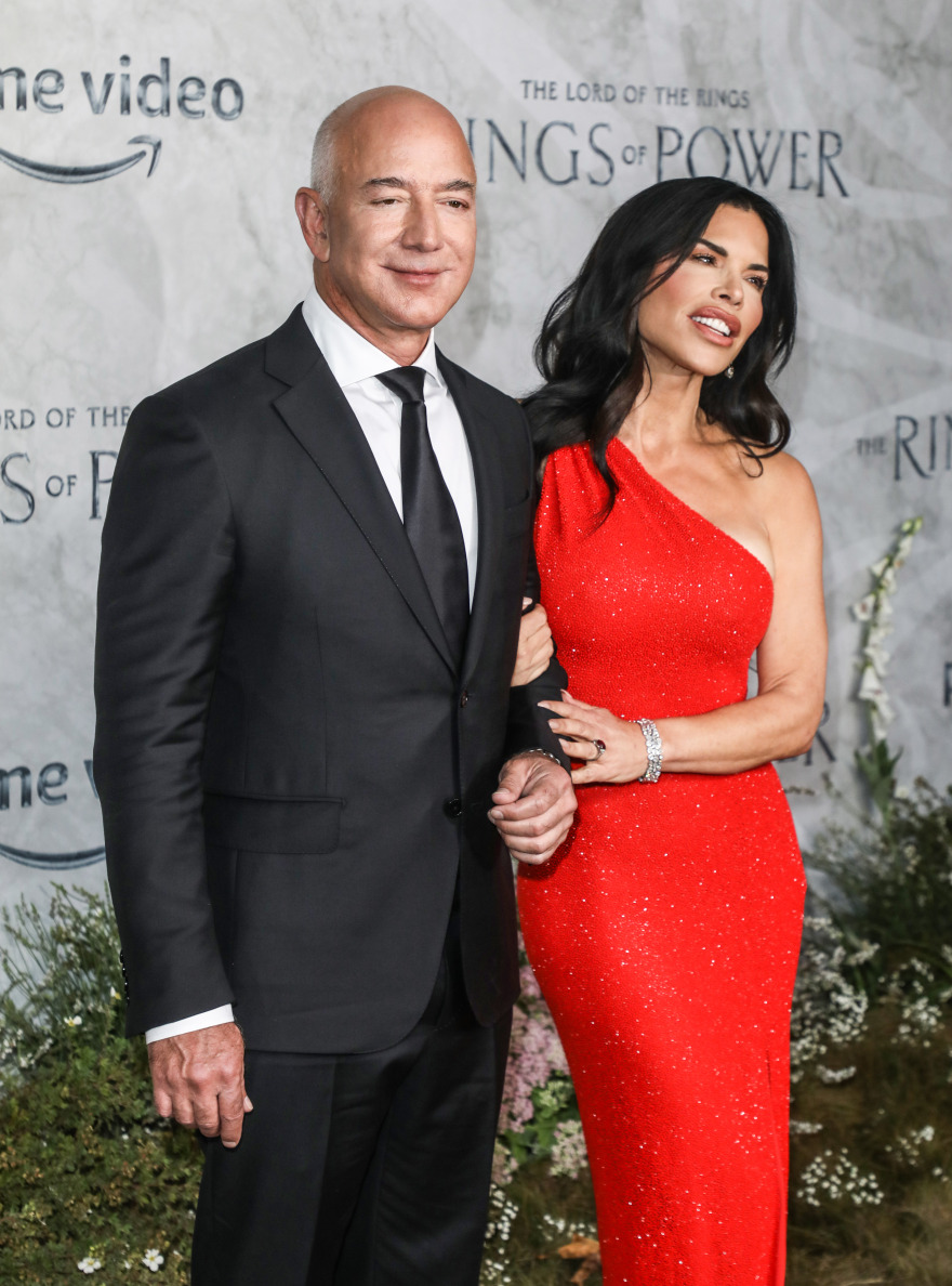 Τζεφ Μπέζος: Με τη σύντροφό του στην πρεμιέρα της σειράς «The Lord of the Rings: The Rings of Power»