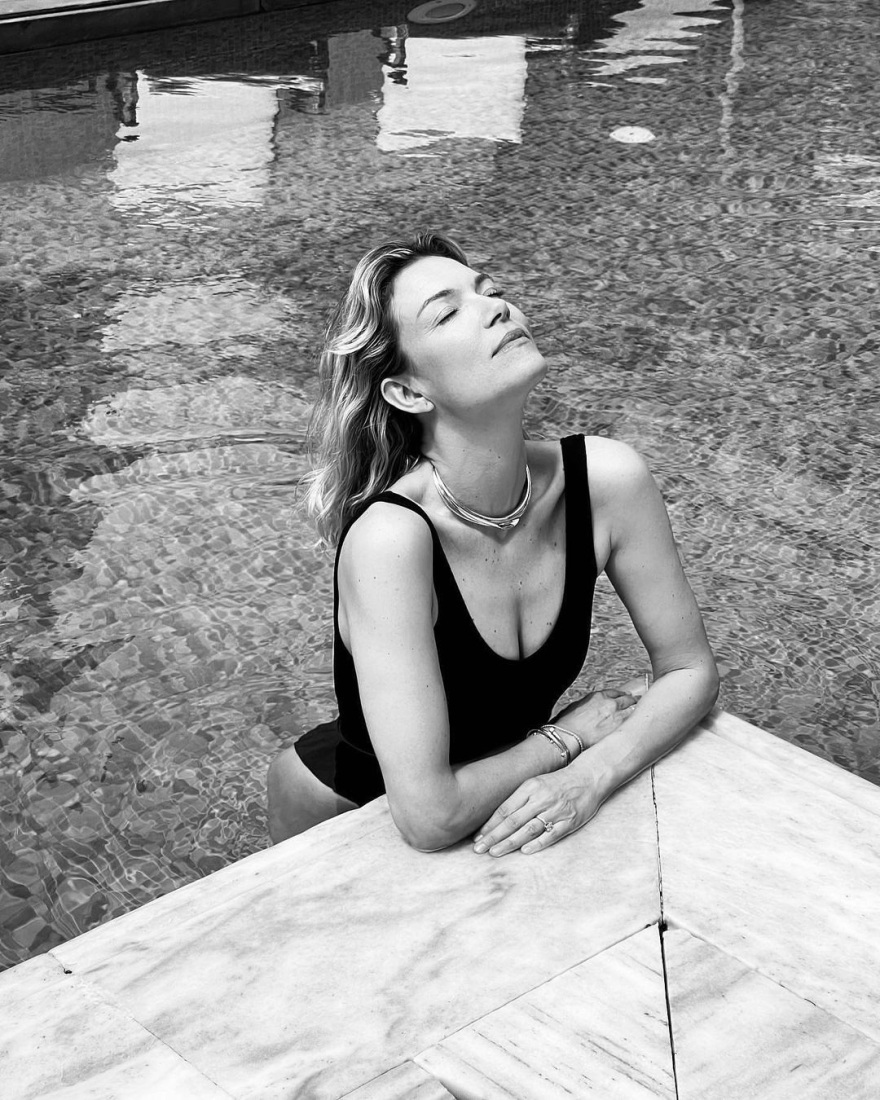 Βίκυ Καγιά: Ποζάρει με τα μαγιό της