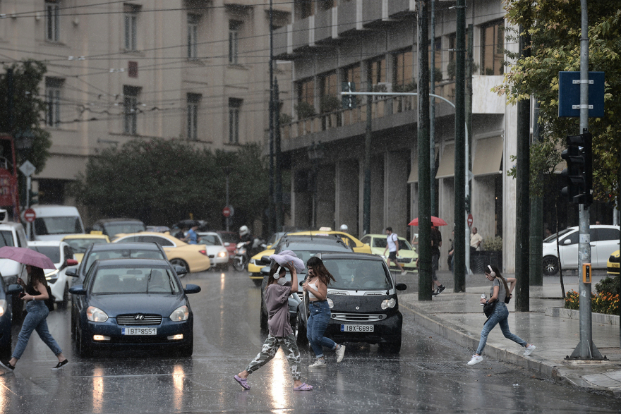 Καιρός: Καταιγίδα στο κέντρο της Αθήνας  - Μέχρι πότε θα διαρκέσει η μίνι κακοκαιρία