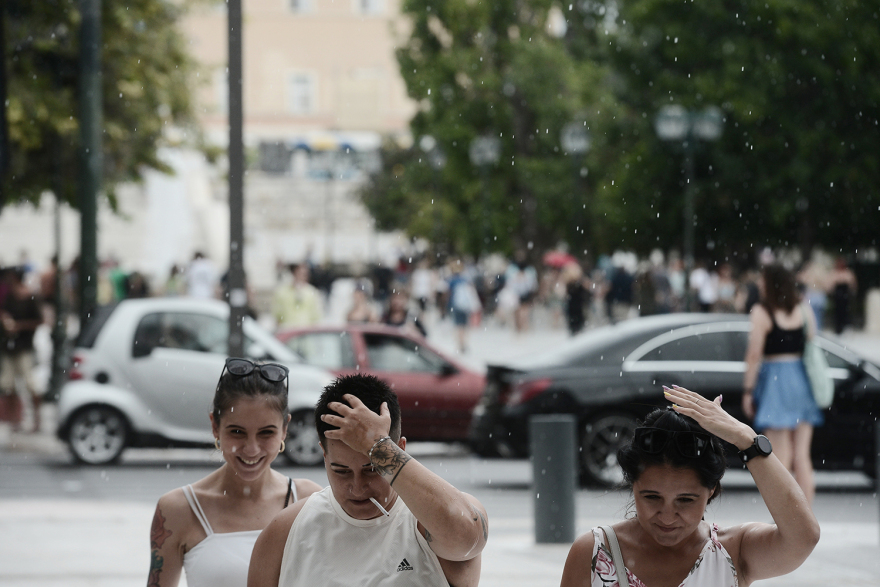 Καιρός: Καταιγίδα στο κέντρο της Αθήνας  - Μέχρι πότε θα διαρκέσει η μίνι κακοκαιρία