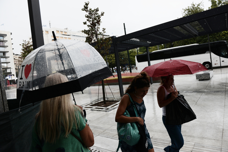 Καιρός: Καταιγίδα στο κέντρο της Αθήνας  - Μέχρι πότε θα διαρκέσει η μίνι κακοκαιρία