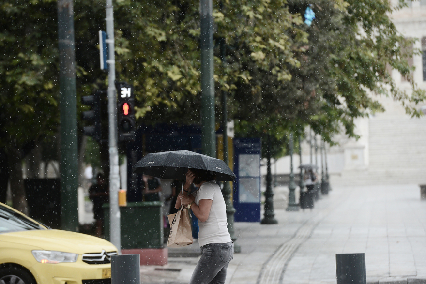 Καιρός: Καταιγίδα στο κέντρο της Αθήνας  - Μέχρι πότε θα διαρκέσει η μίνι κακοκαιρία