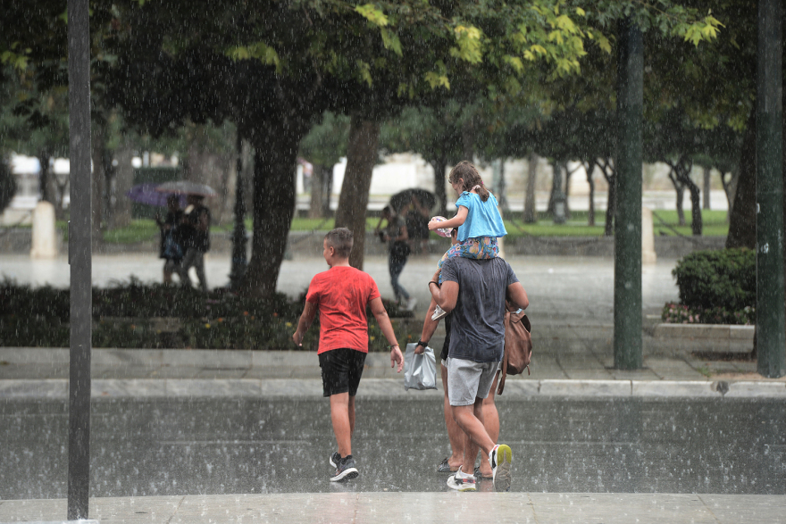 Καιρός: Καταιγίδα στο κέντρο της Αθήνας  - Μέχρι πότε θα διαρκέσει η μίνι κακοκαιρία
