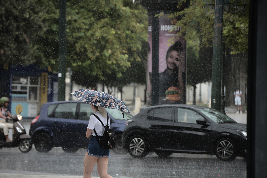 Καιρός: Καταιγίδα στο κέντρο της Αθήνας  - Μέχρι πότε θα διαρκέσει η μίνι κακοκαιρία