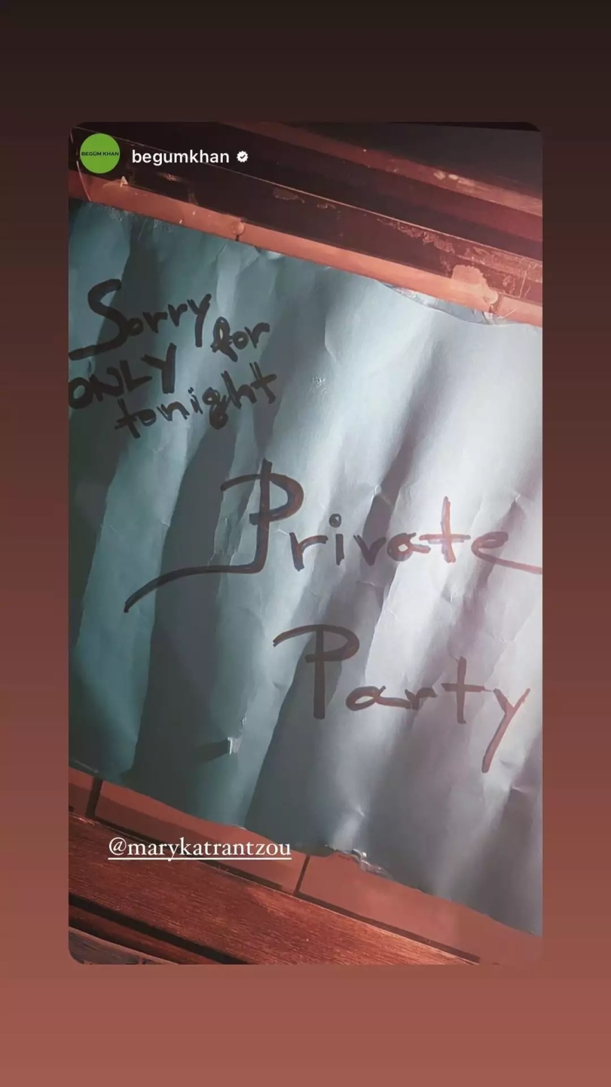 Ο Παύλος Γλίξμπουργκ χορεύει ζεϊμπέκικο λίγο πριν τη βάφτιση του γιου της Μαίρης Κατράντζου