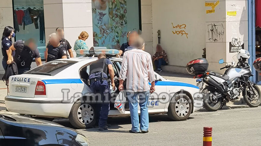 Λαμία: Τη γρονθοκόπησε και την πέταξε πάνω σε βιτρίνα καταστήματος μέρα-μεσημέρι