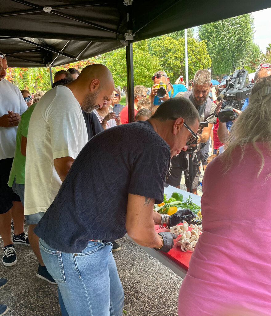 Γιώργος Μαζωνάκης: Μαγείρεψε για καλό σκοπό στην παλιά του γειτονιά