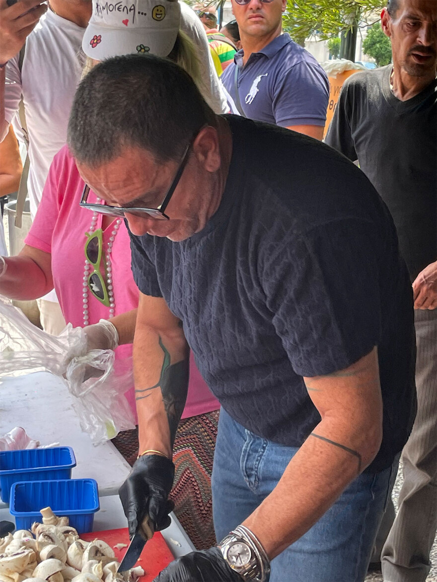 Γιώργος Μαζωνάκης: Μαγείρεψε για καλό σκοπό στην παλιά του γειτονιά