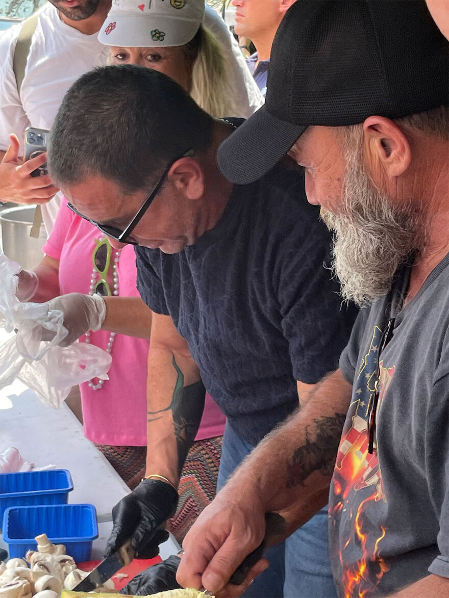 Γιώργος Μαζωνάκης: Μαγείρεψε για καλό σκοπό στην παλιά του γειτονιά