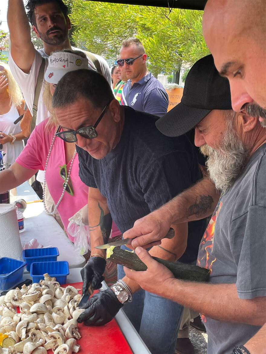 Γιώργος Μαζωνάκης: Μαγείρεψε για καλό σκοπό στην παλιά του γειτονιά