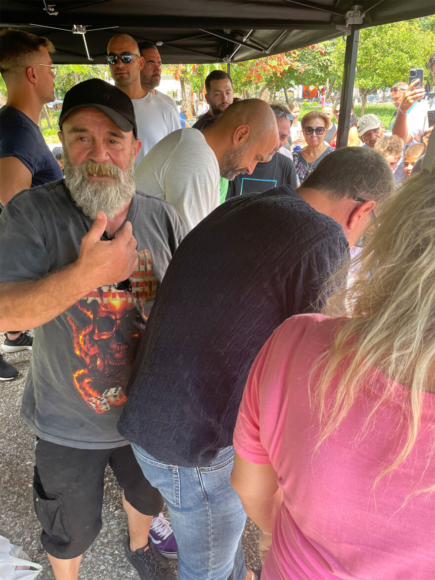 Γιώργος Μαζωνάκης: Μαγείρεψε για καλό σκοπό στην παλιά του γειτονιά