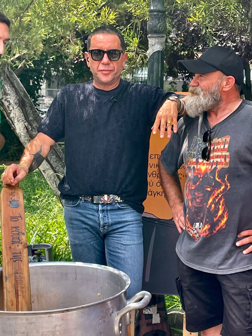 Γιώργος Μαζωνάκης: Μαγείρεψε για καλό σκοπό στην παλιά του γειτονιά