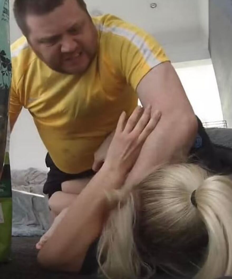 Σκληρές εικόνες από περιστατικό ενδοοικογενειακής βίας στη Βρετανία: «Θα πεθάνεις στα χέρια μου»