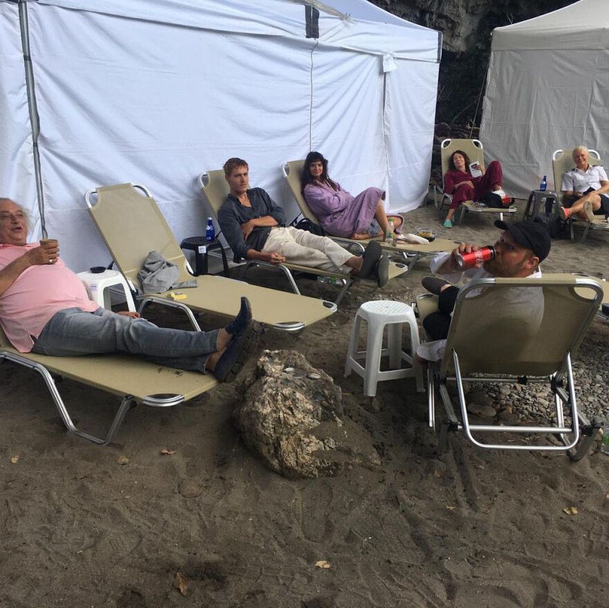 Triangle of Sadness: Στη Χιλιαδού η πρεμιέρα με πρωταγωνίστρια την αδικοχαμένη Τσάρλμπι Ντιν