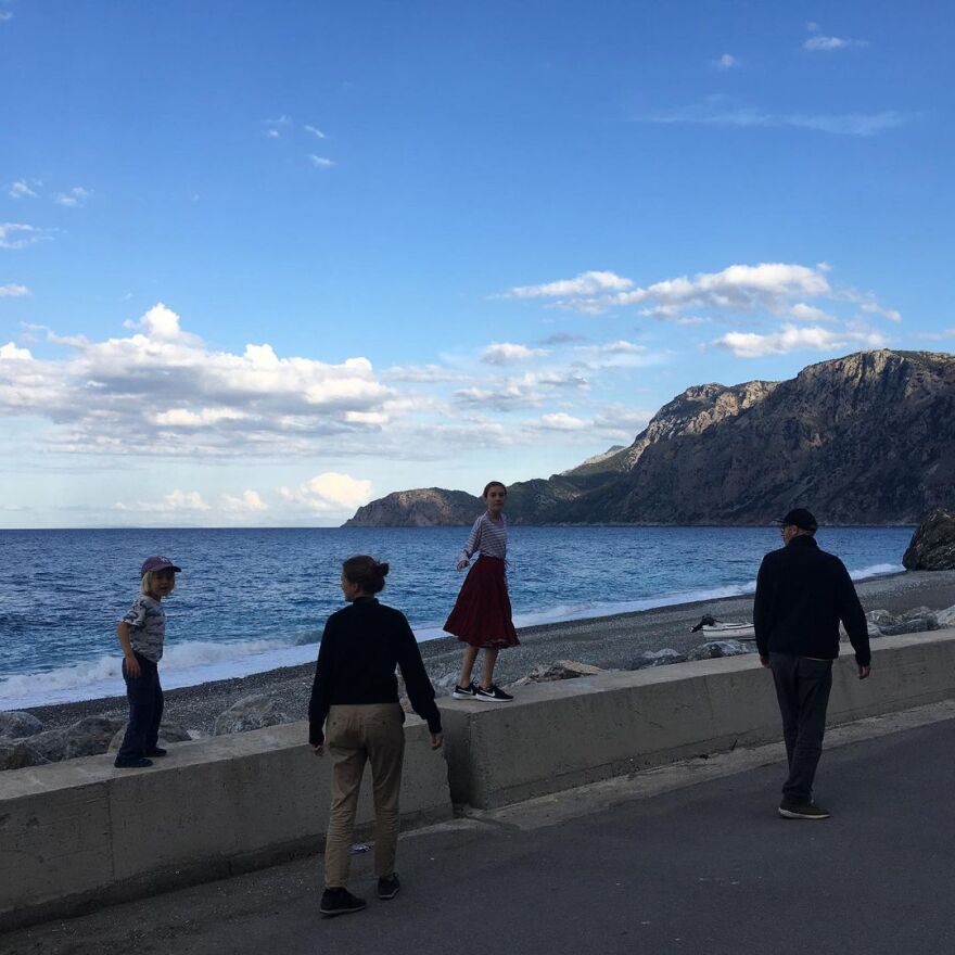 Triangle of Sadness: Στη Χιλιαδού η πρεμιέρα με πρωταγωνίστρια την αδικοχαμένη Τσάρλμπι Ντιν