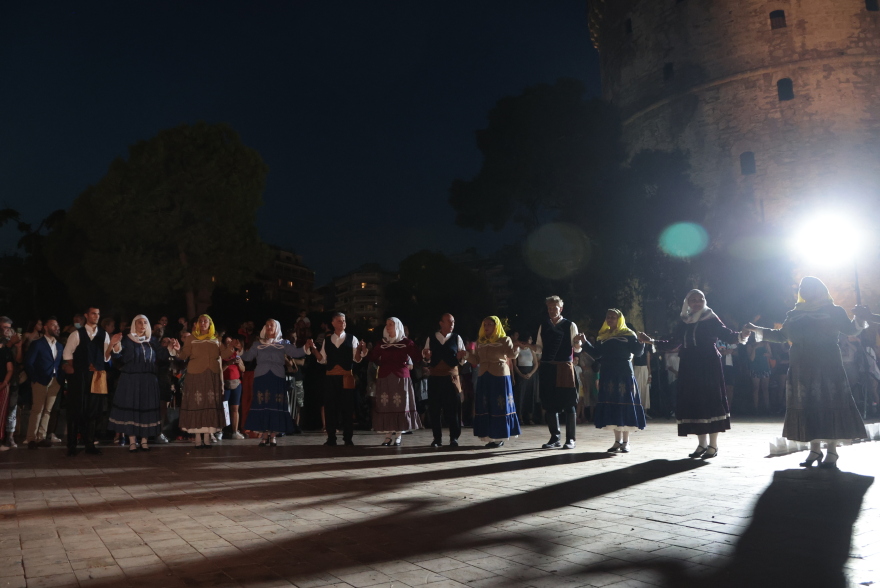 Συγκλονιστικές εικόνες στη Θεσσαλονίκη για τα 100 χρόνια από τη Μικρασιατική Kαταστροφή - Δείτε βίντεο και φωτογραφίες