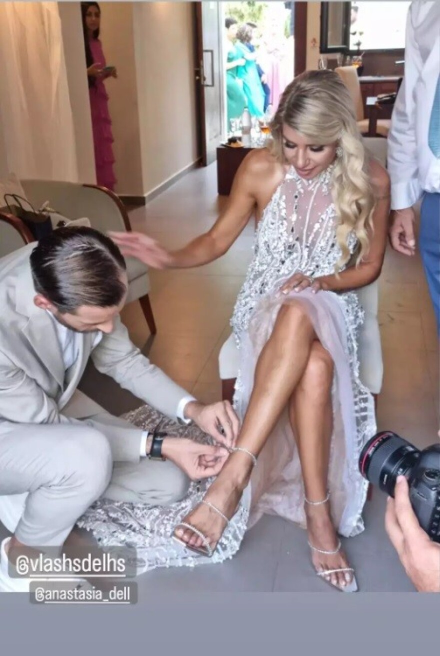 Ηλίας Βρεττός – Αναστασία Δεληγιάννη: Οι πρώτες εικόνες από τον γάμο το ζευγαριού