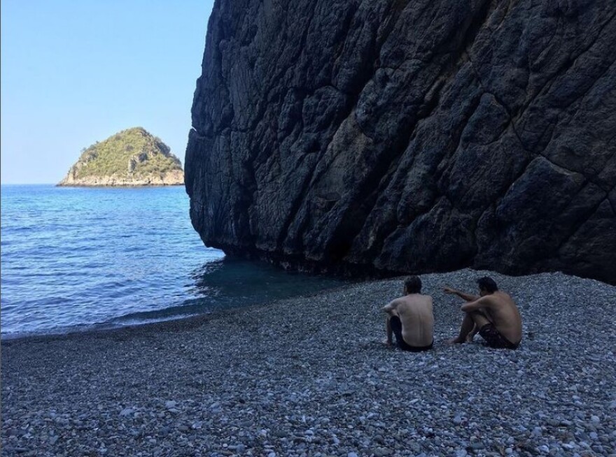 Triangle of Sadness: Στη Χιλιαδού η πρεμιέρα με πρωταγωνίστρια την αδικοχαμένη Τσάρλμπι Ντιν