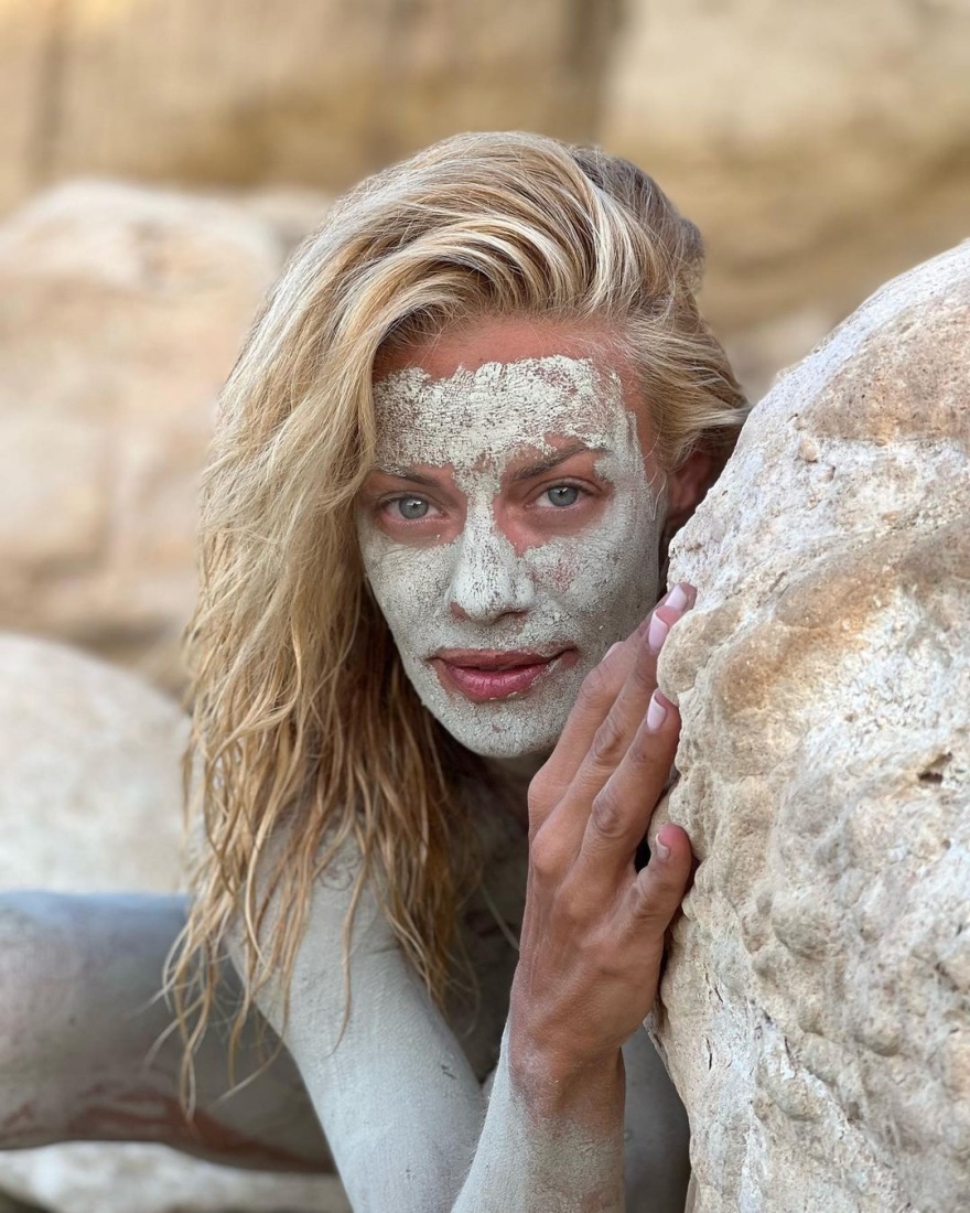 Η Ζέτα Μακρυπούλια κάνει αργιλoθεραπεία