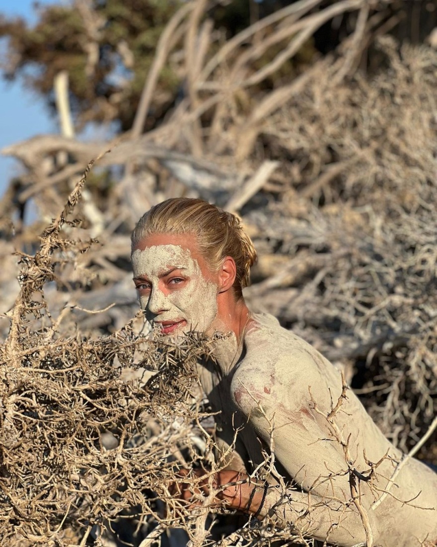 Η Ζέτα Μακρυπούλια κάνει αργιλoθεραπεία