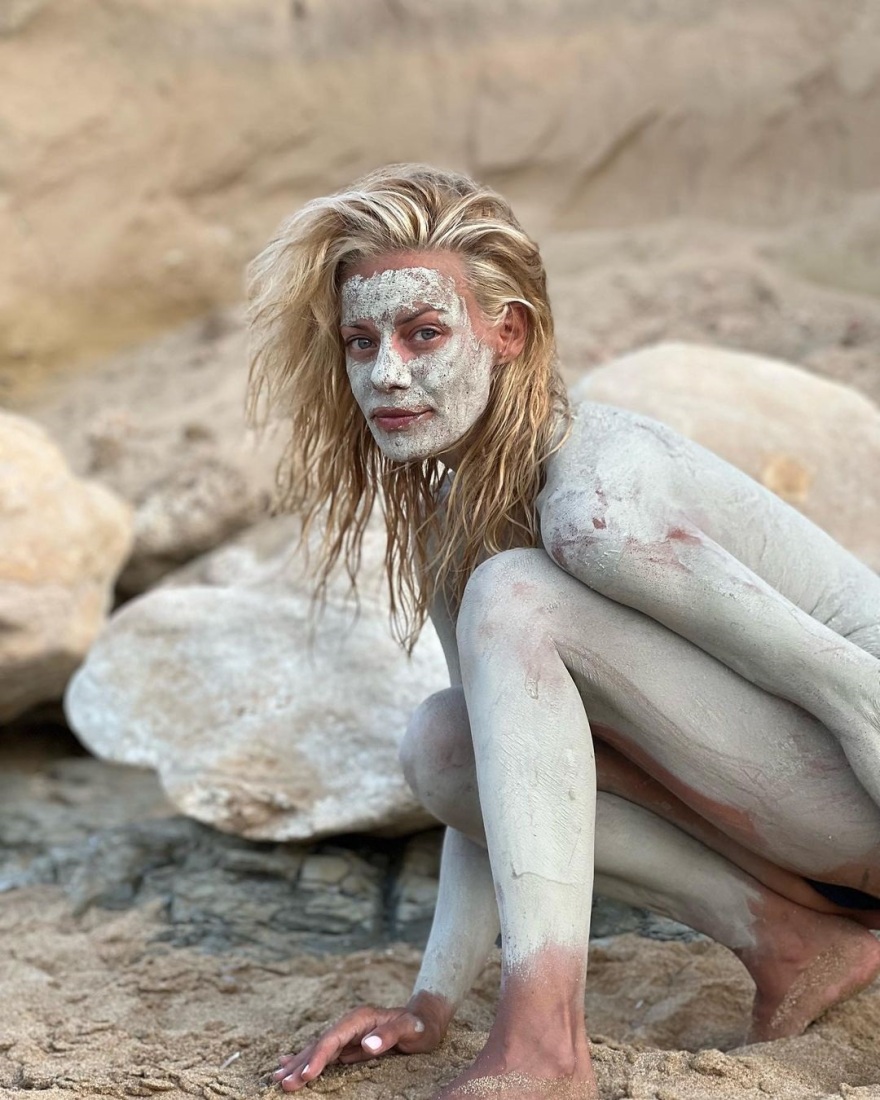 Η Ζέτα Μακρυπούλια κάνει αργιλoθεραπεία