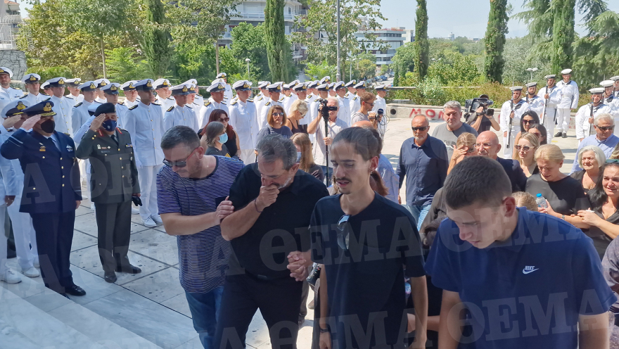 Λάρισα: Ράγισαν καρδιές στην κηδεία της 19χρονης Θάλειας 