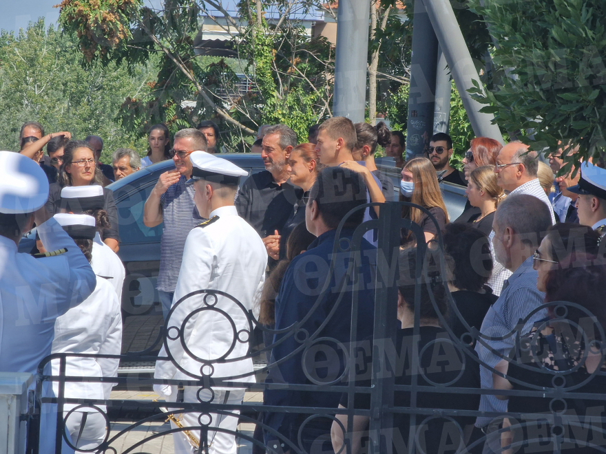 Λάρισα: Ράγισαν καρδιές στην κηδεία της 19χρονης Θάλειας 