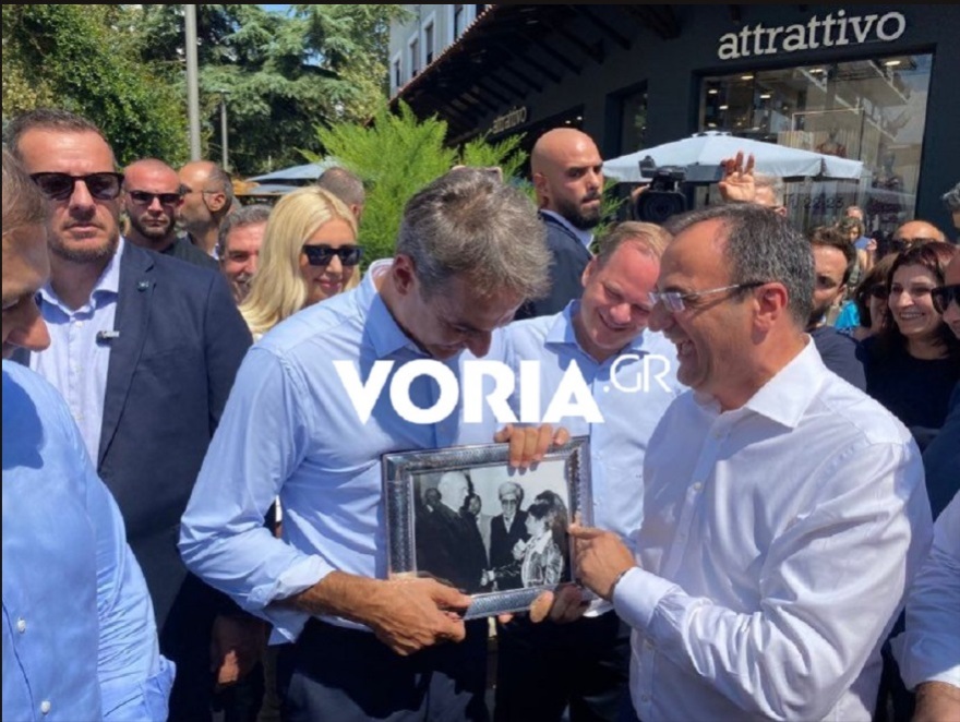 Σέρρες: Ο Μητσοτάκης σε ηλικία 8 ετών χαιρετά τον Κωνσταντίνο Καραμανλή – Δείτε φωτογραφία