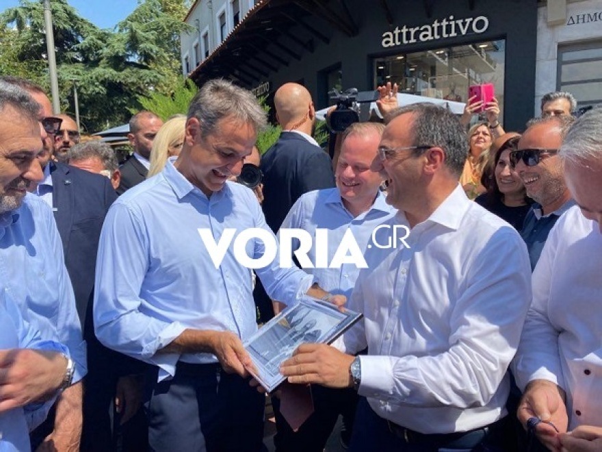 Σέρρες: Ο Μητσοτάκης σε ηλικία 8 ετών χαιρετά τον Κωνσταντίνο Καραμανλή – Δείτε φωτογραφία