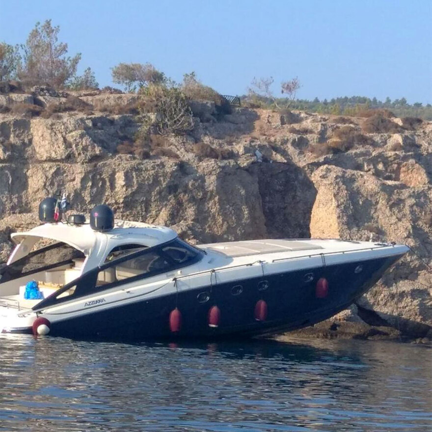 Σκάφος βρέθηκε στα βράχια στις Σπέτσες - Δείτε φωτογραφίες