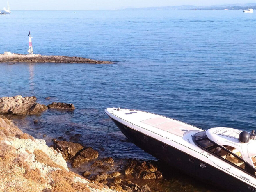 Σκάφος βρέθηκε στα βράχια στις Σπέτσες - Δείτε φωτογραφίες