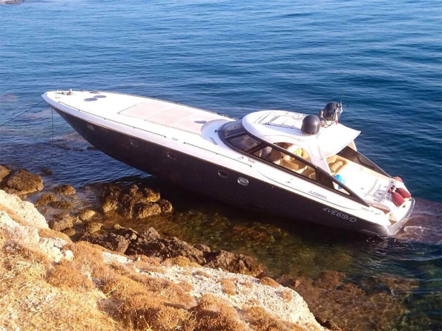Σκάφος βρέθηκε στα βράχια στις Σπέτσες - Δείτε φωτογραφίες