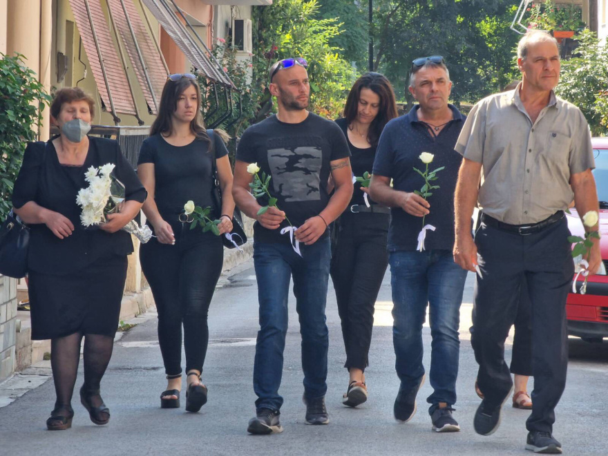 Λάρισα: Ράγισαν καρδιές στην κηδεία της 19χρονης Θάλειας 