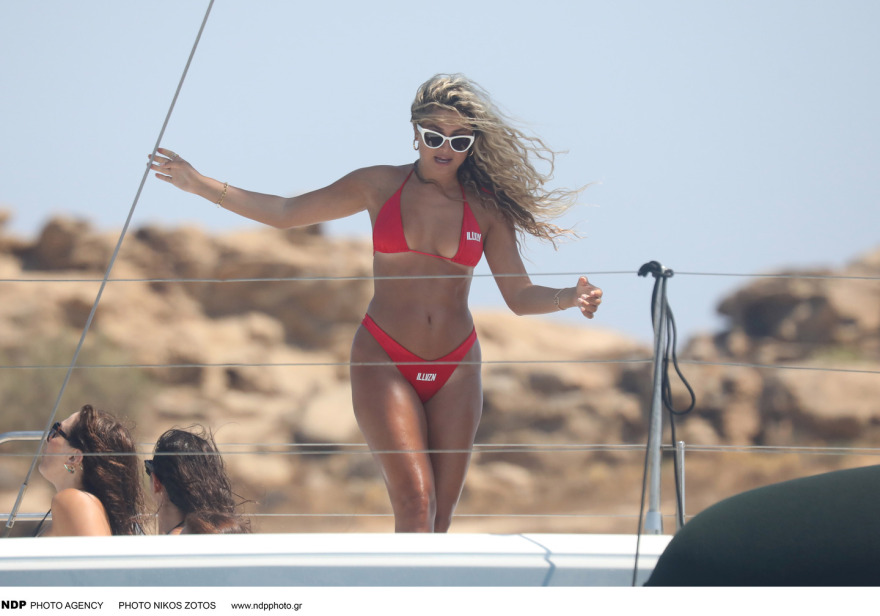 Η Antigoni Buxton απολαμβάνει τις βουτιές της στη Μύκονο