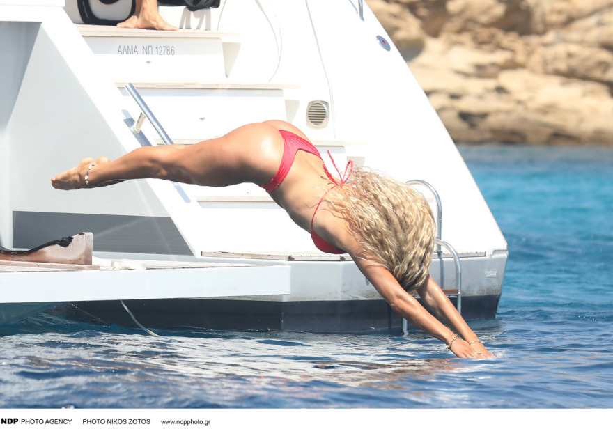 Η Antigoni Buxton απολαμβάνει τις βουτιές της στη Μύκονο