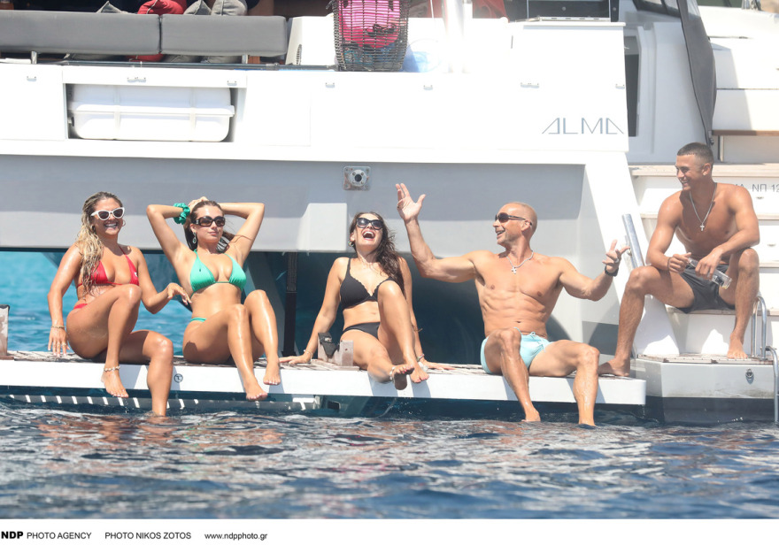 Η Antigoni Buxton απολαμβάνει τις βουτιές της στη Μύκονο